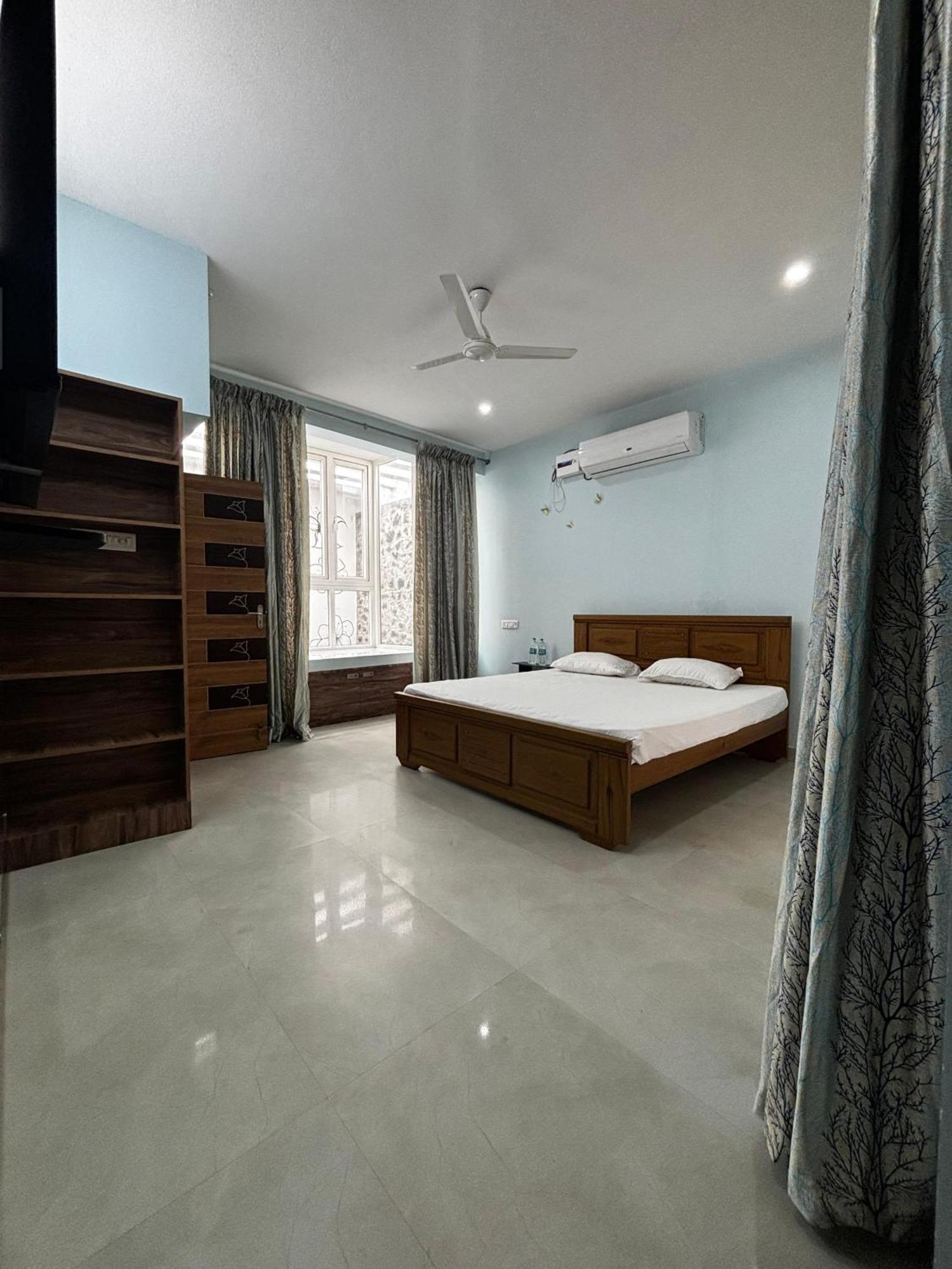 Ezhilagam Stays Chennai Room photo